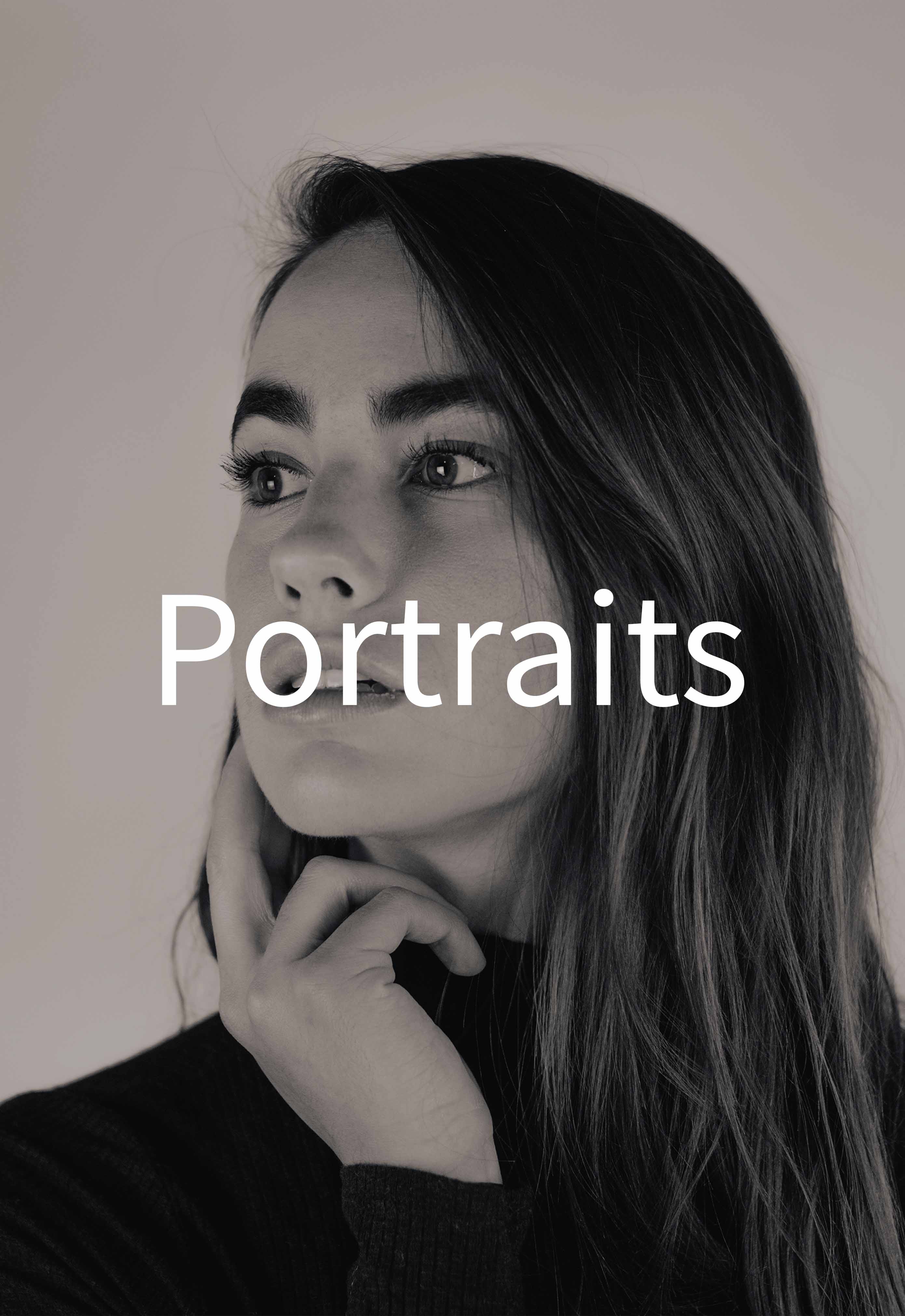  Julia Schiller observando modelo em um estúdio