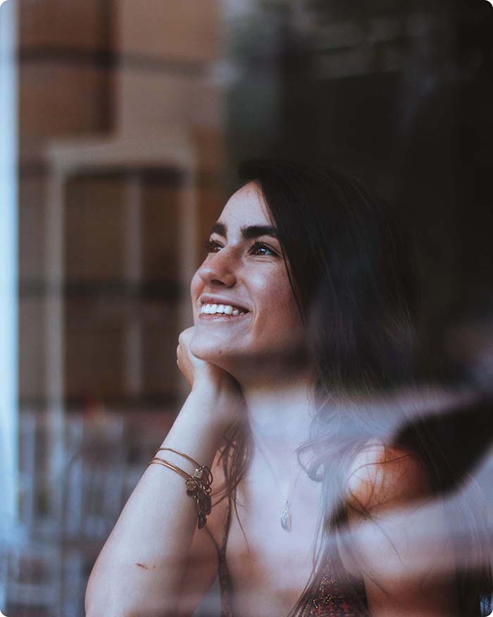 Modelo de Julia Schiller procurando em uma cafeteria