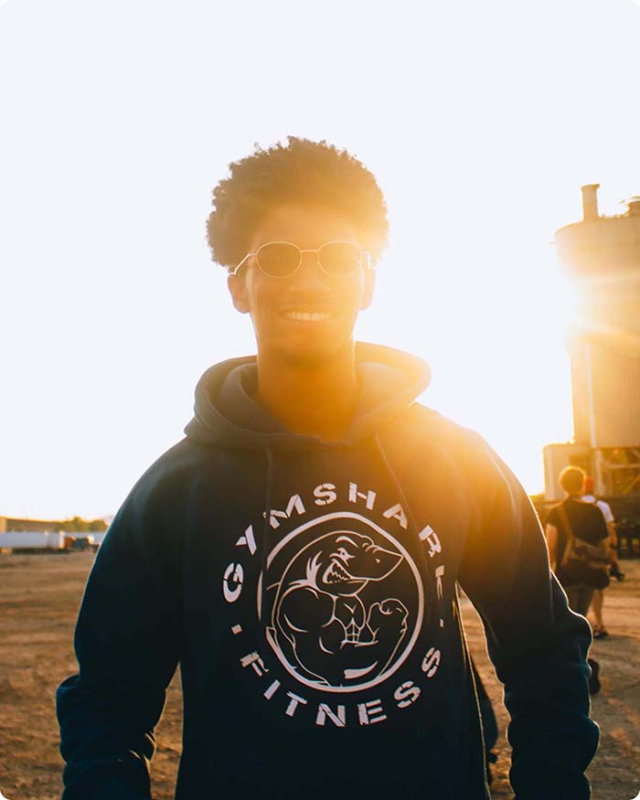 Homem sorrindo para a câmera com uma comunidade visual